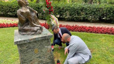 [U OKU KAMERE] Delegacije Općine Lovran i UHBDR-a položili su vijenac i zapalili svijeće kod spomenika Hrvatskih branitelja