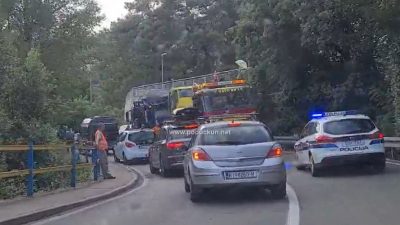 [VIDEO] Kamion u kvaru blokirao promet – Novom cestom vozi se usporeno