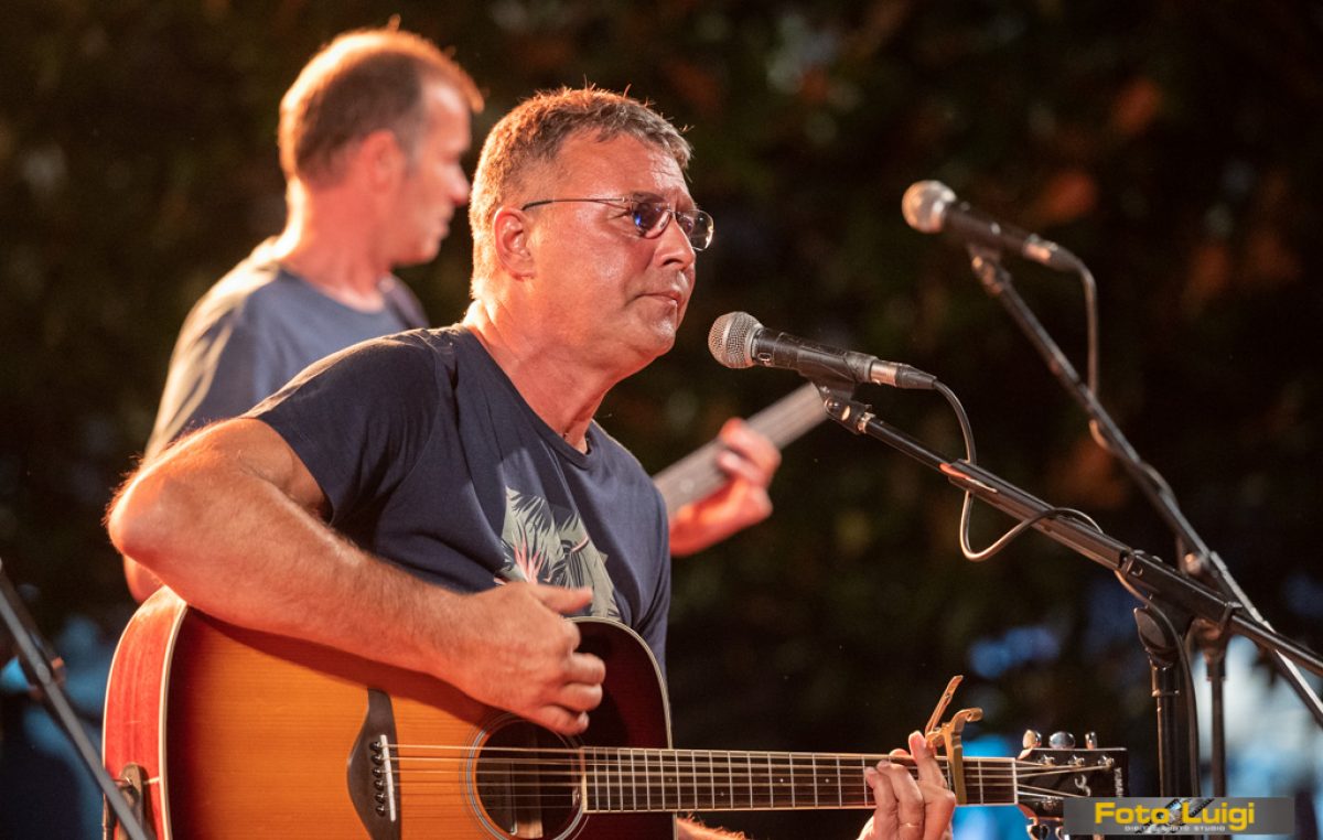 Hari Rončević nastupio u Mošćeničkoj Dragi u sklopu manifestacije ‘Koncertni kolovoz’