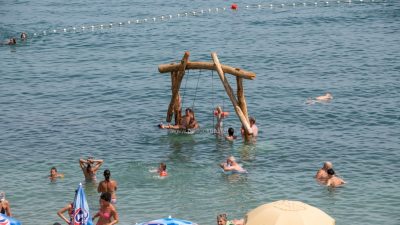 [U OKU KAMERE] Ljuljačka u moru za još bolju ljetnu uživanciju na Peharovu