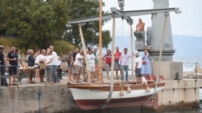 [VIDEO] ‘Od ničesa’ – Liburnijska flota tradicijskih barki na jedra bogatija je za još jednu obnovljenu pasaru iz 1976.