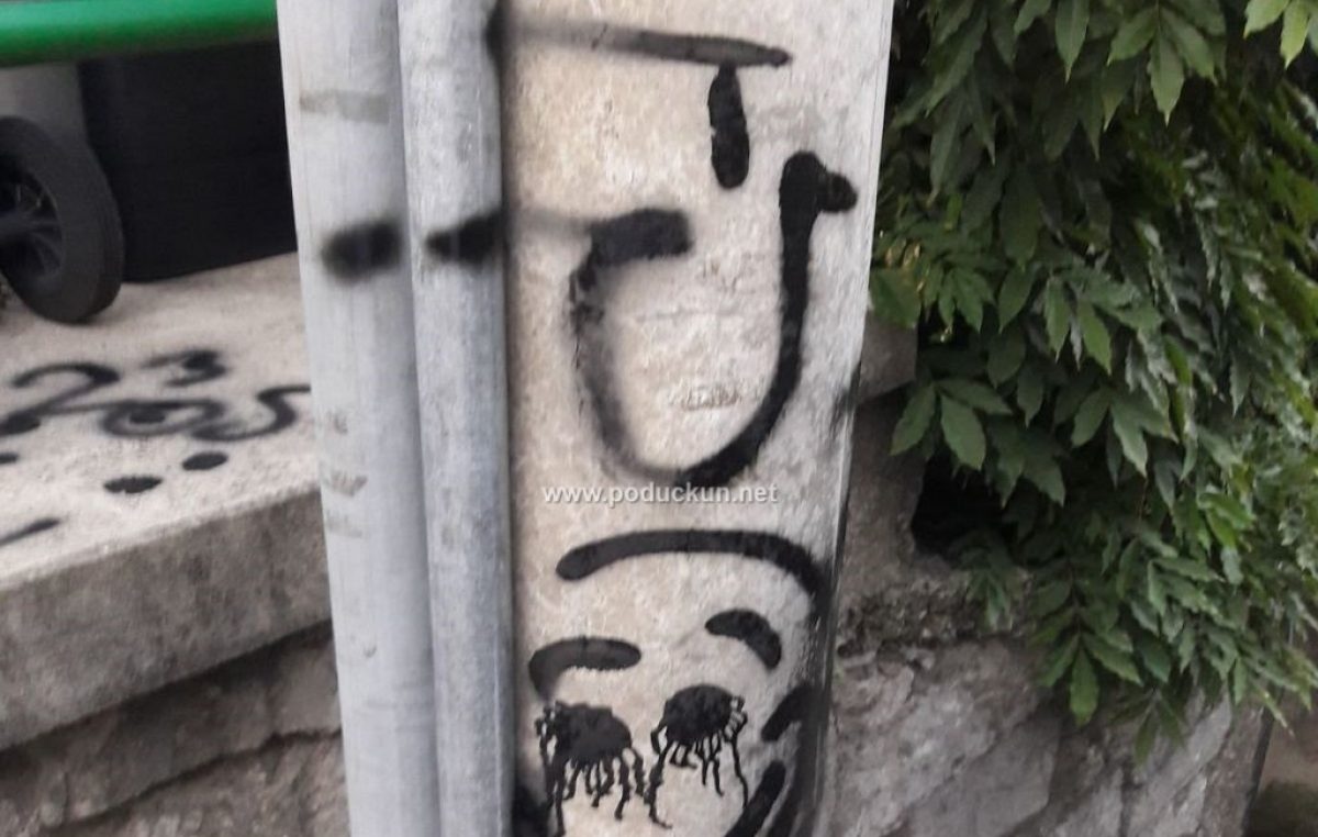 Sramotan čin u Voloskom – Ustaškim grafitom išaran stup i javna površina