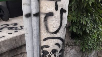 Sramotan čin u Voloskom – Ustaškim grafitom išaran stup i javna površina