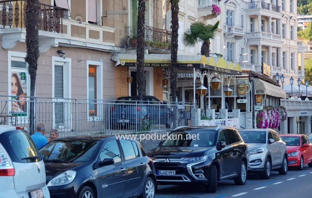 [U OKU KAMERE] Automobilom ponovo blokirao ulaz u restoran Elite na Slatini