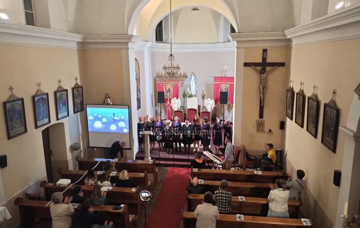 [FOTO/VIDEO] Prigodnim duhovnim koncertom u izvedbi pjevačkog zbora “Sveti Kuzma i Damjan” započelo obilježavanje Kuzmove