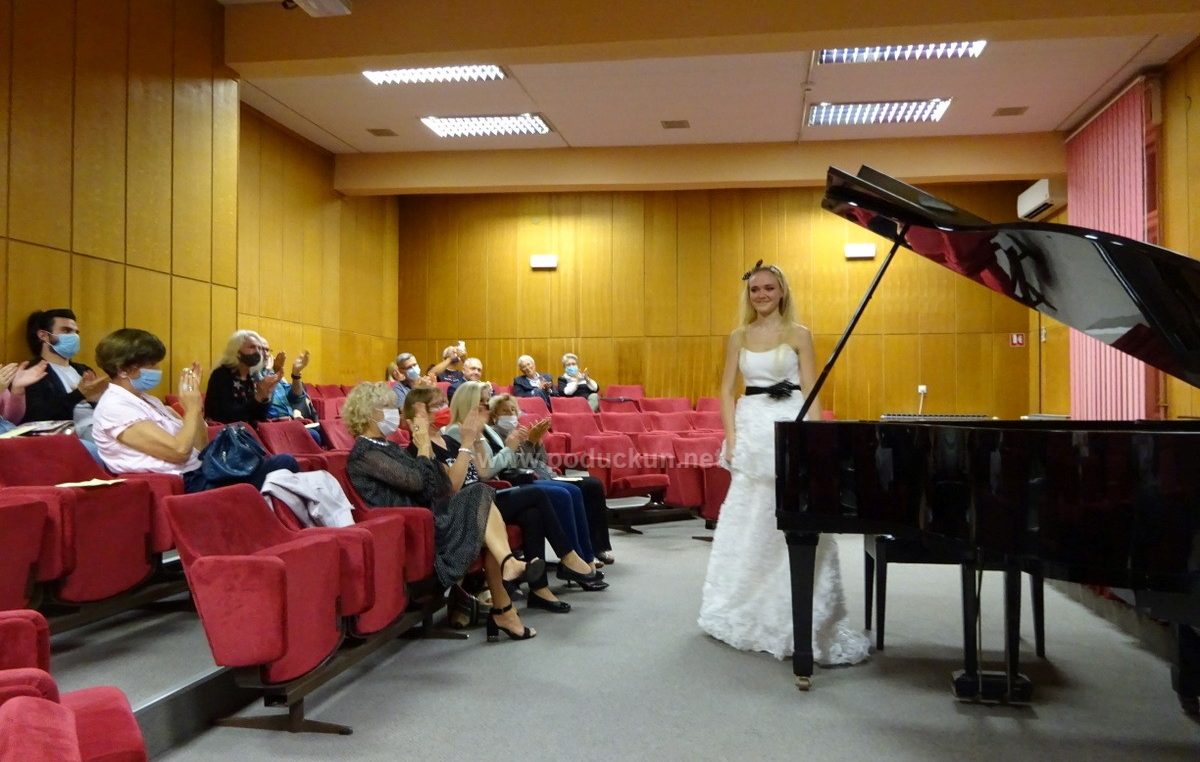 [FOTO] Mia Pečnik ispunila Villu Antonio sjajnim izvedbama klasične glazbe