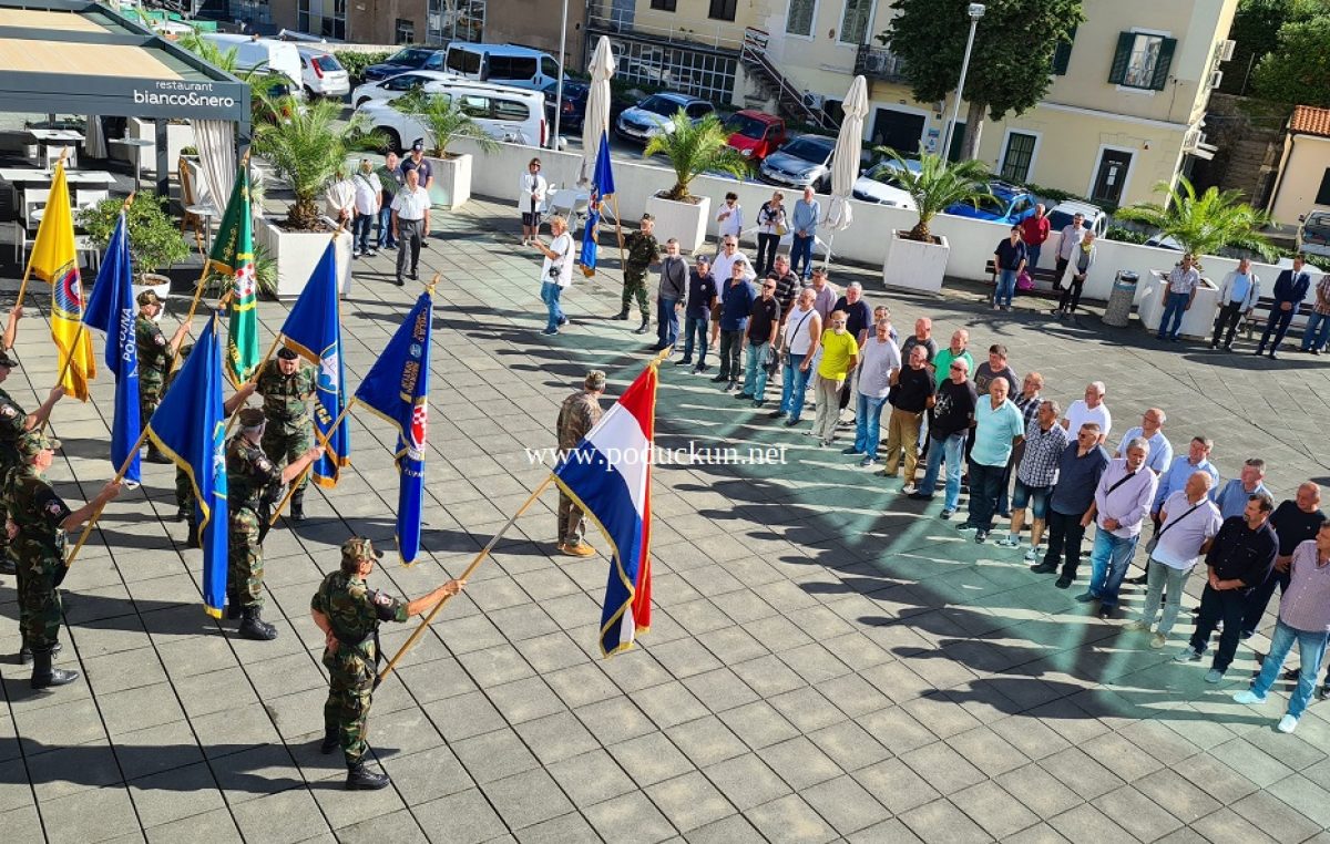 [FOTO/VIDEO] Postrojavanjem ispred dvorane “Marino Cvetković” obilježena 30. obljetnica opatijske satnije 111. brigade