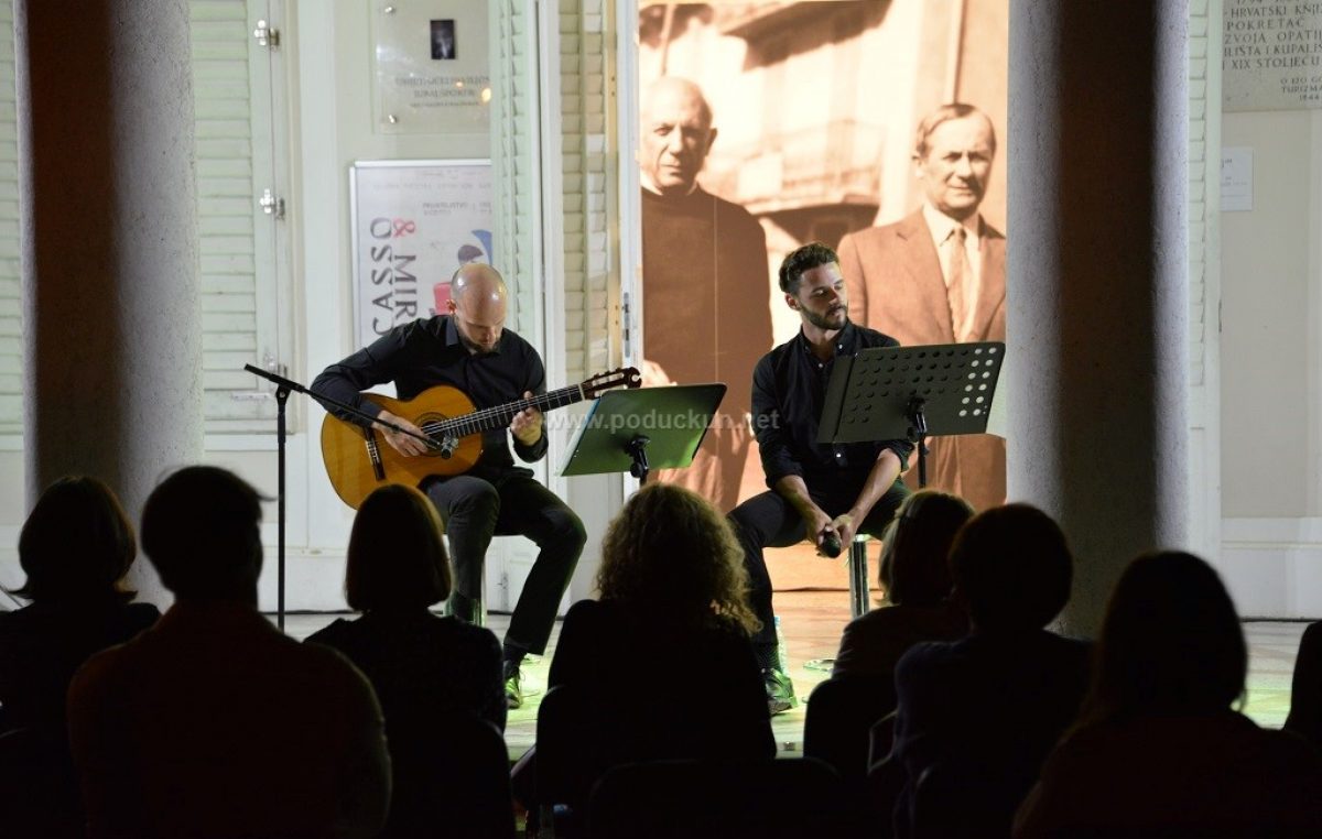 [FOTO/VIDEO] Večer španjolske gitare i Eluardove poezije u izvedbi Zvonimira Radišića i Denija Sankovića oduševila publiku