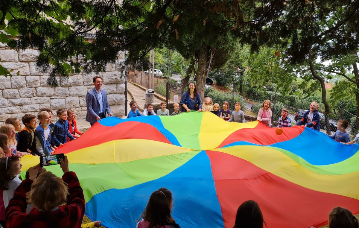 [U OKU KAMERE] Dječji tjedan u Opatiji započeo veselim dječjim skupom ispred Male škole