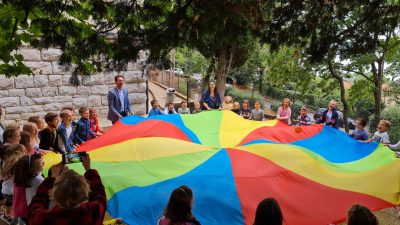 [U OKU KAMERE] Dječji tjedan u Opatiji započeo veselim dječjim skupom ispred Male škole