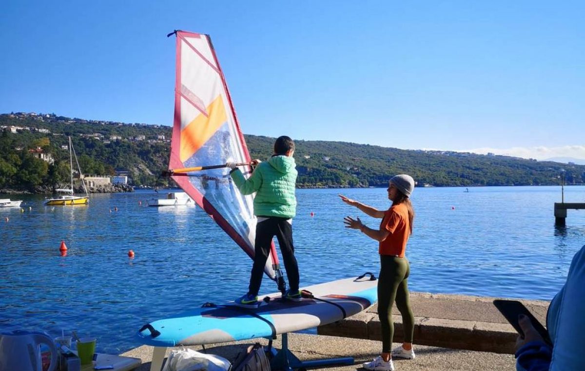 Štićenici Dječjeg doma “Ivana Brlić Mažuranić” upoznali se s tajnama windsurfinga @ Volosko