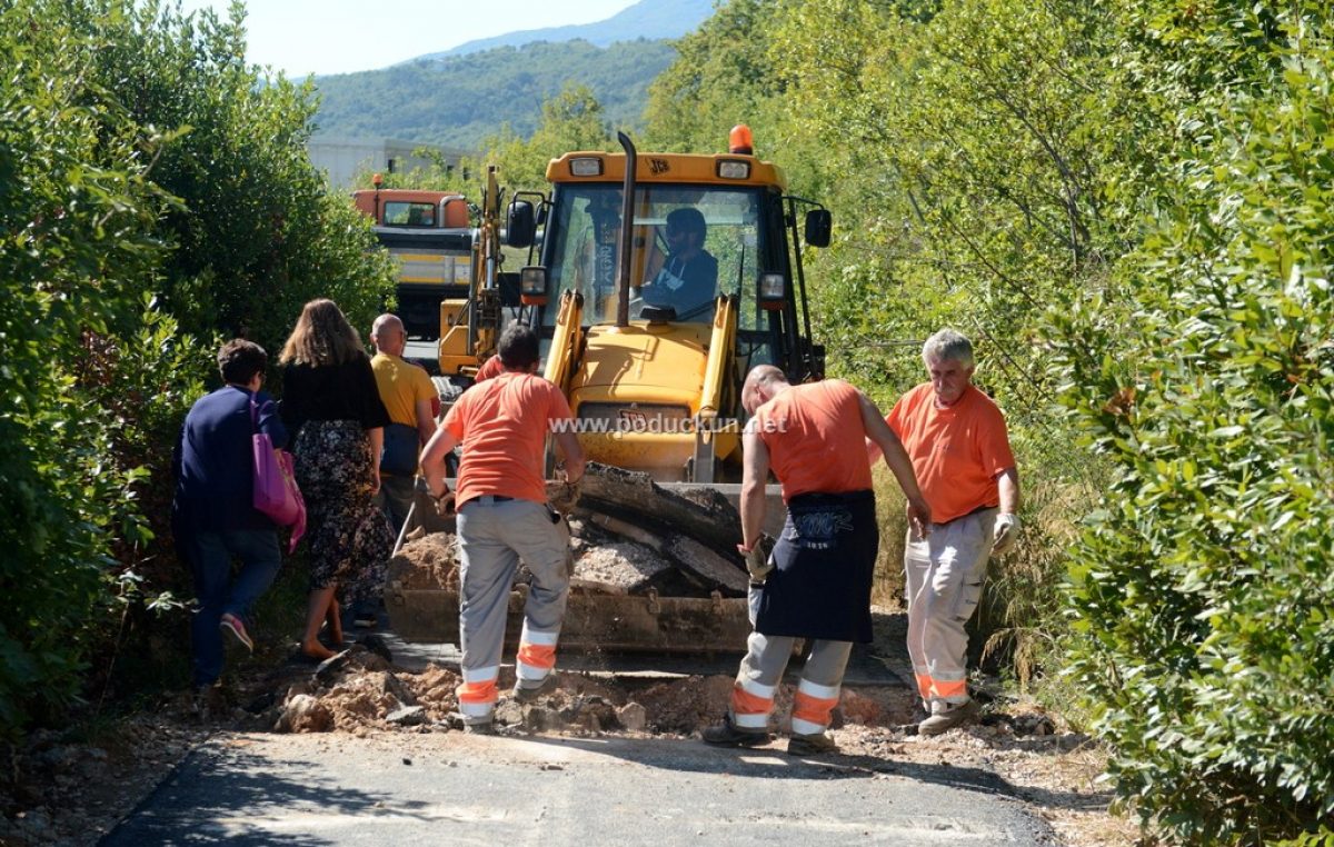 [VIDEO/FOTO] Postavljene barijere i započelo uklanjanje nelegalno postavljenog asfalta na području Kovačevo