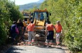 [VIDEO/FOTO] Postavljene barijere i započelo uklanjanje nelegalno postavljenog asfalta na području Kovačevo