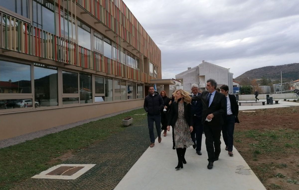 Župan Komadina i ministar Fuchs obišli kapitalne projekte školstva u PGŽ, europski novac za novu školu Viškovo