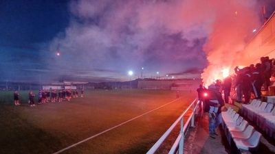 [U OKU KAMERE] Navijačka atmosfera na treningu – Armada pjesmom i bakljadom podržala nogometaše Rijeke pred Jadranski derbi