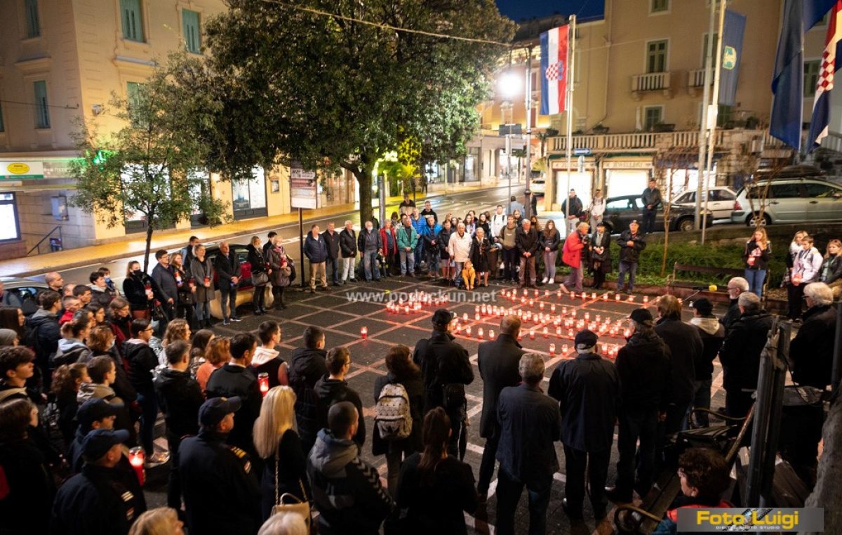[FOTO/VIDEO] Opatijci paljenjem svijeća odali počast žrtvama Vukovara i Škabrnje