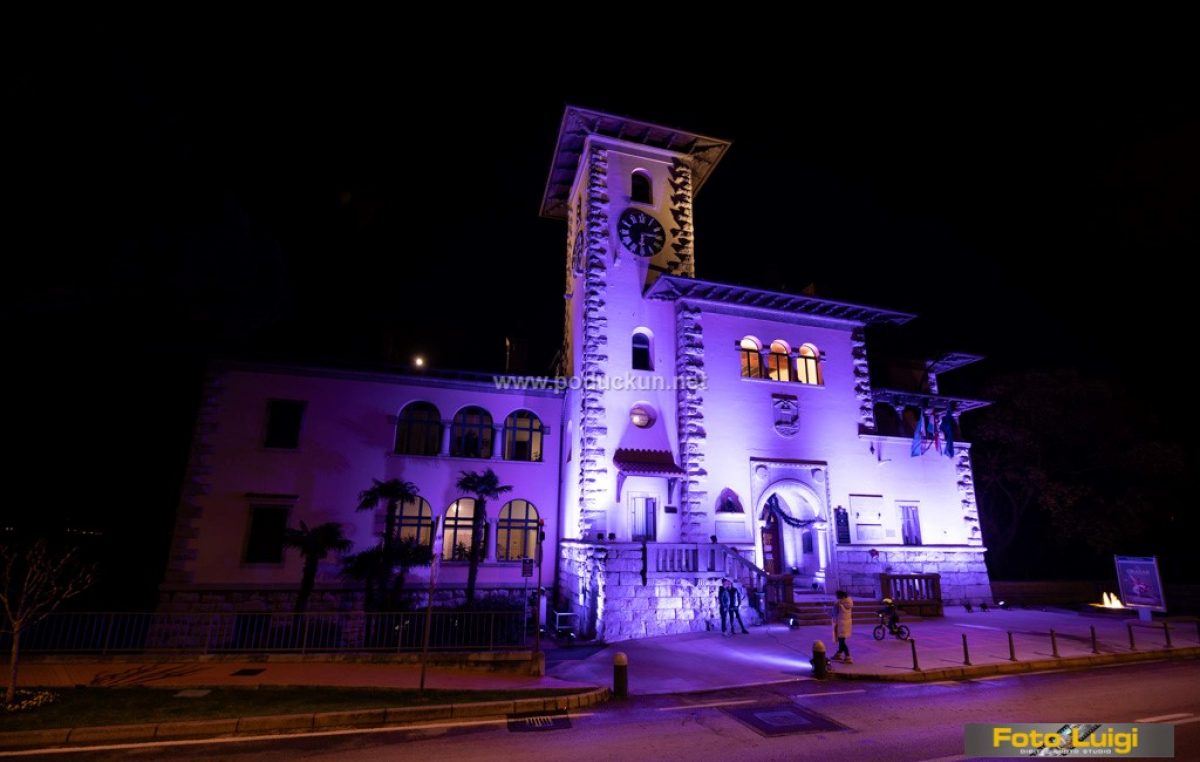 [FOTO/VIDEO] Zgrada opatijske gradske uprave svijetli ljubičasto za ‘Palčiće’