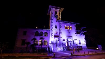 [FOTO/VIDEO] Zgrada opatijske gradske uprave svijetli ljubičasto za ‘Palčiće’