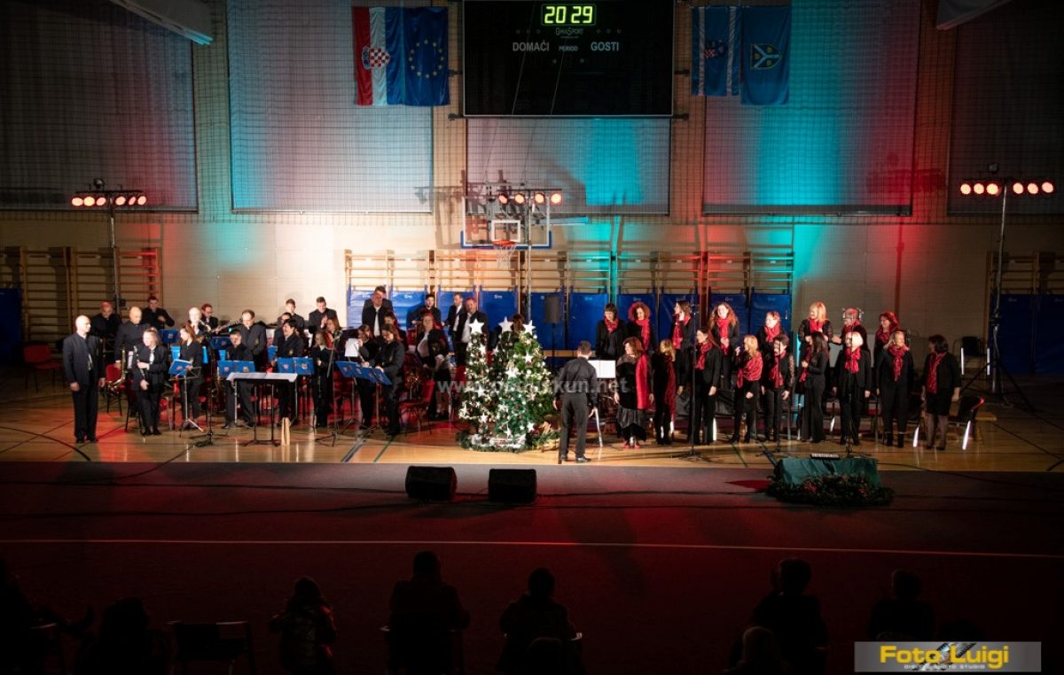 [FOTO] Puhački orkestar Lovran i KUD Učka priredili Božićnu harmoniju