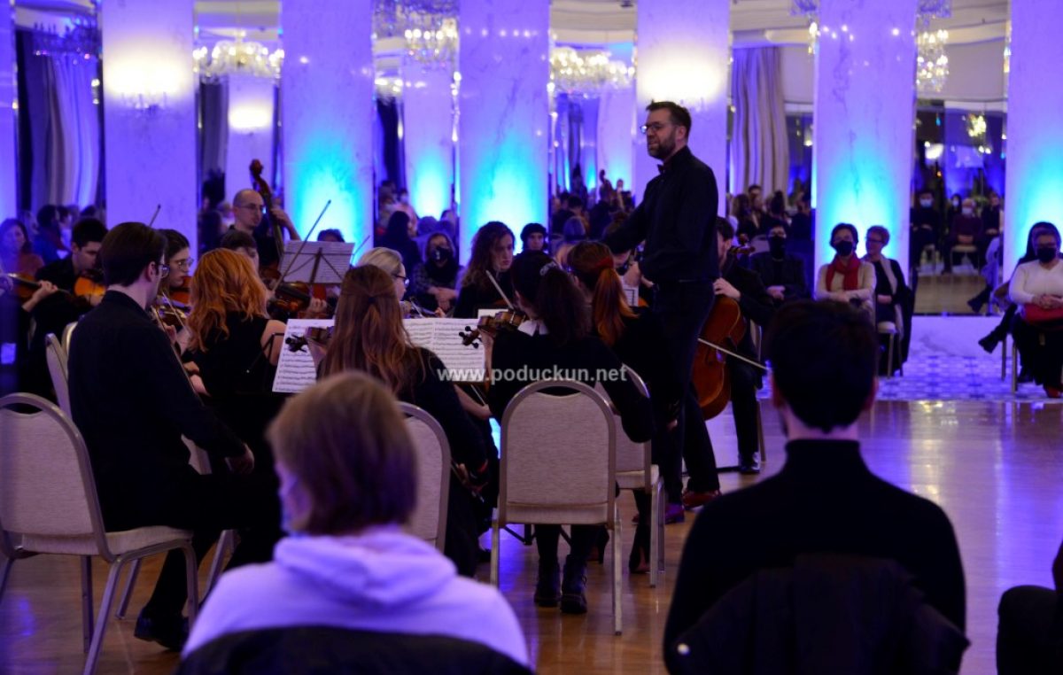 [FOTO/VIDEO] Noć Čajkovskog – Opatijski komorni orkestar počastio je opatijsku publiku Božićnim koncertom