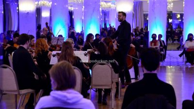 [FOTO/VIDEO] Noć Čajkovskog – Opatijski komorni orkestar počastio je opatijsku publiku Božićnim koncertom
