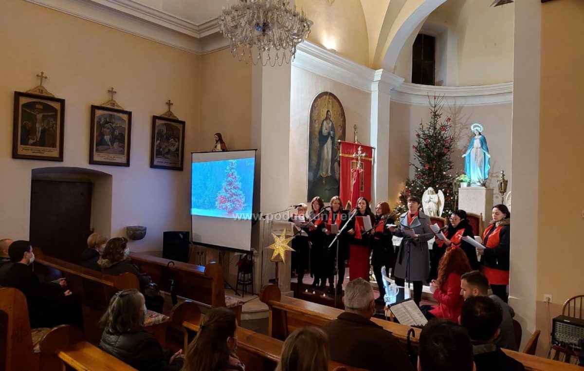 [FOTO/VIDEO] Pjevački zbor ”Sveti Kuzma i Damjan“ održao prigodni božićni koncert