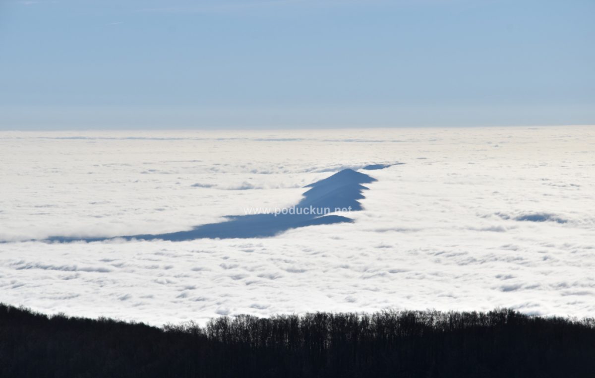 [VIDEO/FOTO] Pogled s vrha Učke: Magla progutala Opatiju, Rijeku, Kvarnerski zaljev, Krk, Cres…