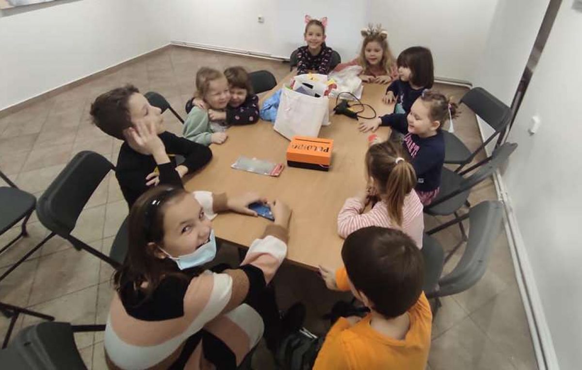 [U OKU KAMERE] Petnaestak mališana uživalo u kreativnim zimskim radionicama za djecu predškolske i školske dobi