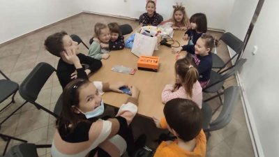 [U OKU KAMERE] Petnaestak mališana uživalo u kreativnim zimskim radionicama za djecu predškolske i školske dobi