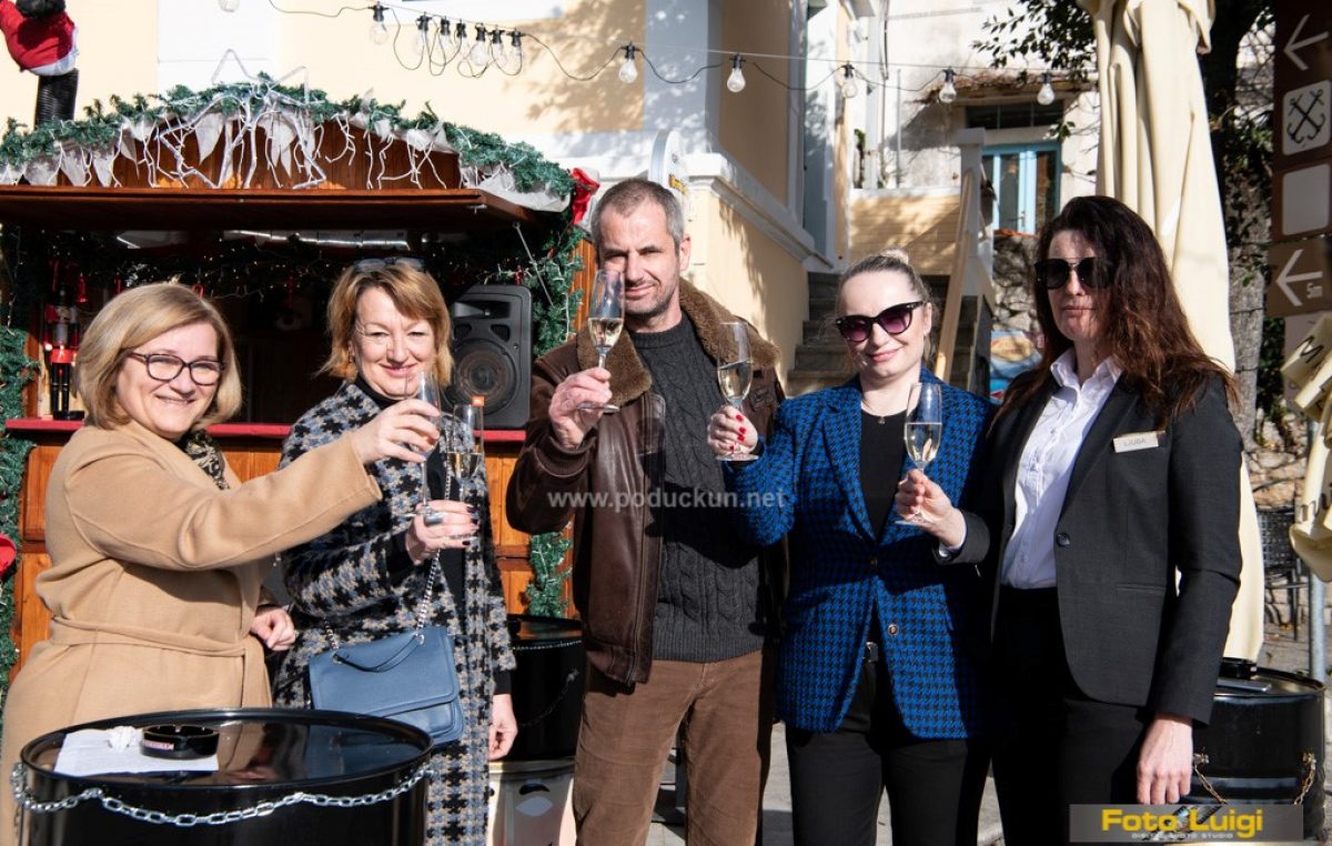 [FOTO] U Mošćeničkoj Dragi u Novu 2022. godinu zakoračili svečanom zdravicom